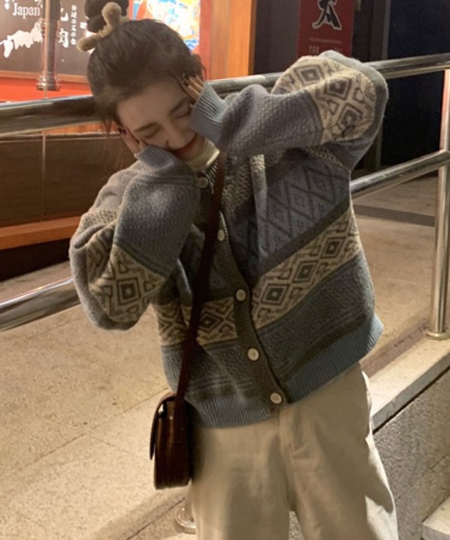 meJane(ミージェーン)の「ジオメトリック柄クルーネックニットカーディガン(カーディガン/ボレロ・レディース・ブラウン/グレー・FREE)」の13枚目の写真