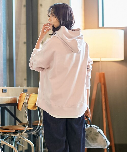 ANY(エニィ)の「【裏起毛・8色展開】ライトコットンスウェット パーカー(Tシャツ/カットソー・レディース・ライトグレー系/ブラック系/黄土色系/ホワイト系/ライラック系/オールドローズ系/ベージュ系/ピンク系・4)」の14枚目の写真