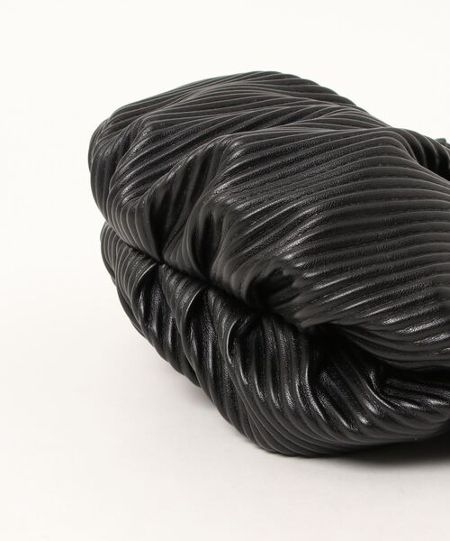 salle de bal(サルデバル)の「polka polka / ポルカポルカ エンボス プリーツ ハーフ ムーンバッグ 621 6591 2 4 SDI(ハンドバッグ・レディース・ブラック/グリーン/アイボリー/グレイッシュベージュ・FREE)」の6枚目の写真