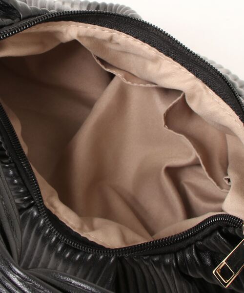 salle de bal(サルデバル)の「polka polka / ポルカポルカ エンボス プリーツ ハーフ ムーンバッグ 621 6591 2 4 SDI(ハンドバッグ・レディース・ブラック/グリーン/アイボリー/グレイッシュベージュ・FREE)」の7枚目の写真