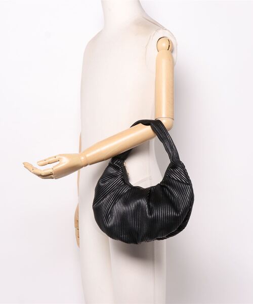 salle de bal(サルデバル)の「polka polka / ポルカポルカ エンボス プリーツ ハーフ ムーンバッグ 621 6591 2 4 SDI(ハンドバッグ・レディース・ブラック/グリーン/アイボリー/グレイッシュベージュ・FREE)」の8枚目の写真