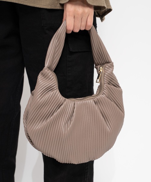 salle de bal(サルデバル)の「polka polka / ポルカポルカ エンボス プリーツ ハーフ ムーンバッグ 621 6591 2 4 SDI(ハンドバッグ・レディース・ブラック/グリーン/アイボリー/グレイッシュベージュ・FREE)」の3枚目の写真