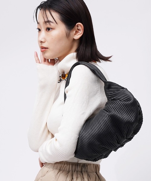 salle de bal(サルデバル)の「polka polka / ポルカポルカ エンボス プリーツ ハーフ ムーンバッグ 621 6591 2 4 SDI(ハンドバッグ・レディース・ブラック/グリーン/アイボリー/グレイッシュベージュ・FREE)」の16枚目の写真