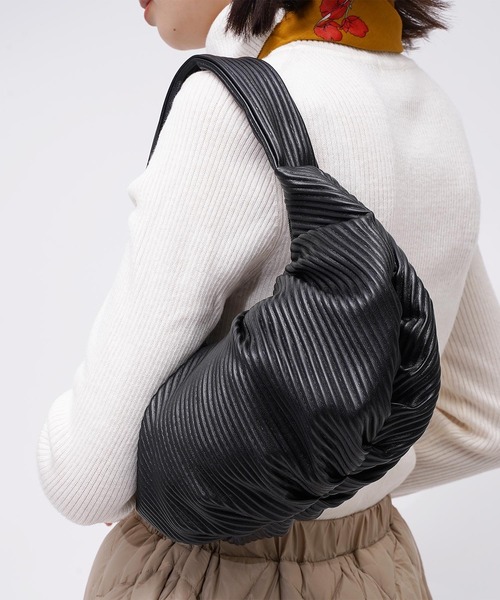 salle de bal(サルデバル)の「polka polka / ポルカポルカ エンボス プリーツ ハーフ ムーンバッグ 621 6591 2 4 SDI(ハンドバッグ・レディース・ブラック/グリーン/アイボリー/グレイッシュベージュ・FREE)」の14枚目の写真