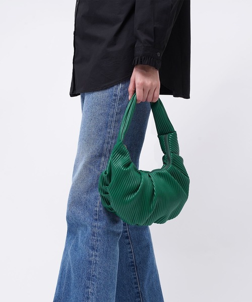 salle de bal(サルデバル)の「polka polka / ポルカポルカ エンボス プリーツ ハーフ ムーンバッグ 621 6591 2 4 SDI(ハンドバッグ・レディース・ブラック/グリーン/アイボリー/グレイッシュベージュ・FREE)」の10枚目の写真
