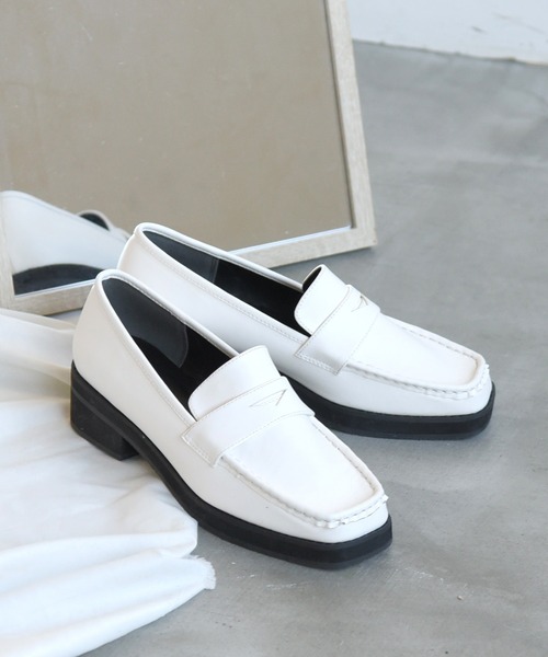 sango（sango）の「スクエアトゥコインローファー（ローファー・レディース・ホワイト/ブラック/ダークブラウン/ブラック系その他・LL/S/M/L）」の2枚目の写真