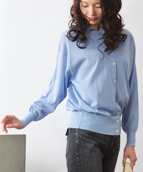 OUVRAGE CLASSE（ウヴラージュクラス）の「シアークルーネックカーディガン（カーディガン/ボレロ・レディース・ブラック/オフホワイト/サックスブルー/オレンジ・FREE）」の4枚目の写真