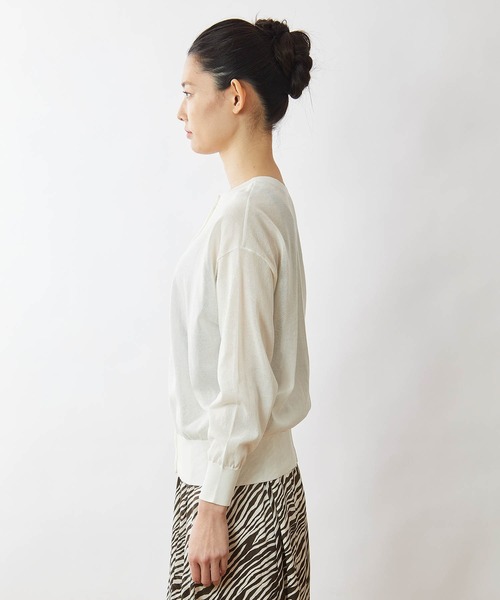 OUVRAGE CLASSE（ウヴラージュクラス）の「シアークルーネックカーディガン（カーディガン/ボレロ・レディース・ブラック/オフホワイト/サックスブルー/オレンジ・FREE）」の19枚目の写真