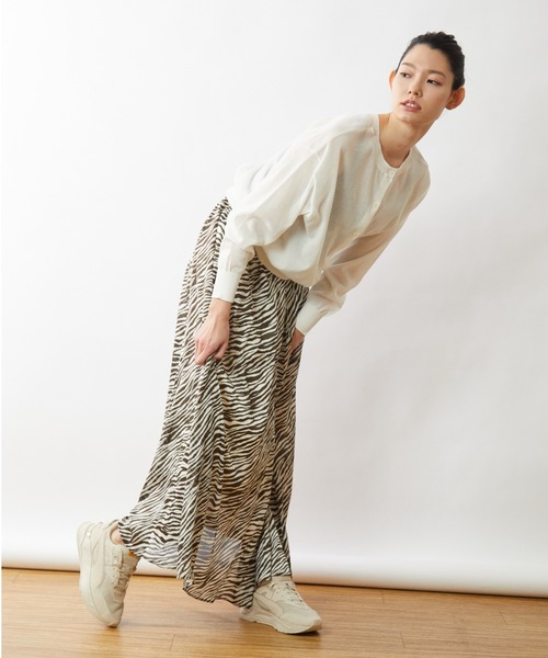 OUVRAGE CLASSE（ウヴラージュクラス）の「シアークルーネックカーディガン（カーディガン/ボレロ・レディース・ブラック/オフホワイト/サックスブルー/オレンジ・FREE）」の8枚目の写真