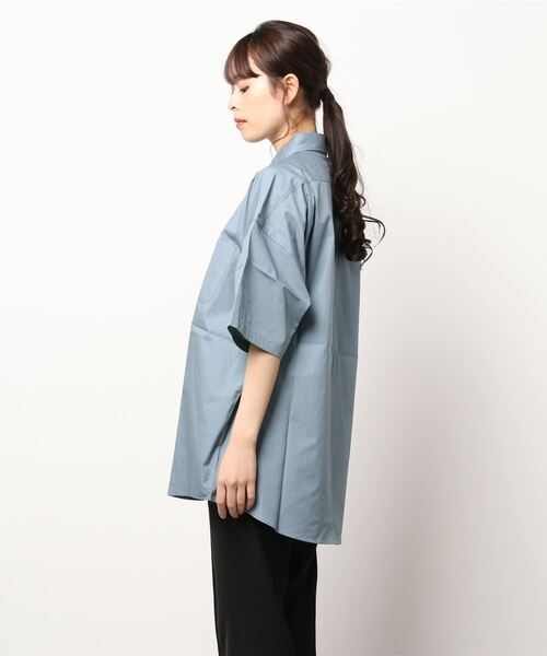 THISIS(ディスイズ)の「ビッグシルエット レギュラーカラー シャツ レディース(シャツ/ブラウス・レディース・ラベンダー/グレイッシュベージュ/ホワイト/イエロー/ホワイト系その他/ブルー系その他/サックスブルー/グリーン/ブラック/グリーン系その他/ブラック系その他・LARGE/X-LARGE/MEDIUM)」の21枚目の写真
