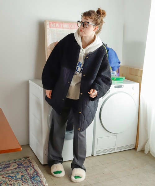 ボアブルゾン×パンツの冬旅行の服装