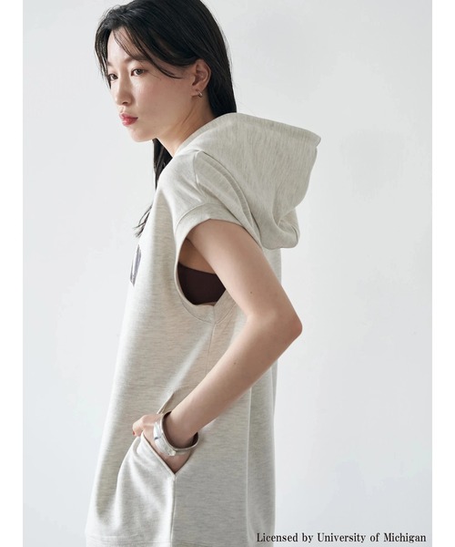 earth music&ecology（アースミュージックアンドエコロジー）の「別注 MICHIGAN ミニ裏毛チュニックパーカー（パーカー・レディース・チャコールグレー/ホワイト系その他/イエロー・FREE）」の4枚目の写真