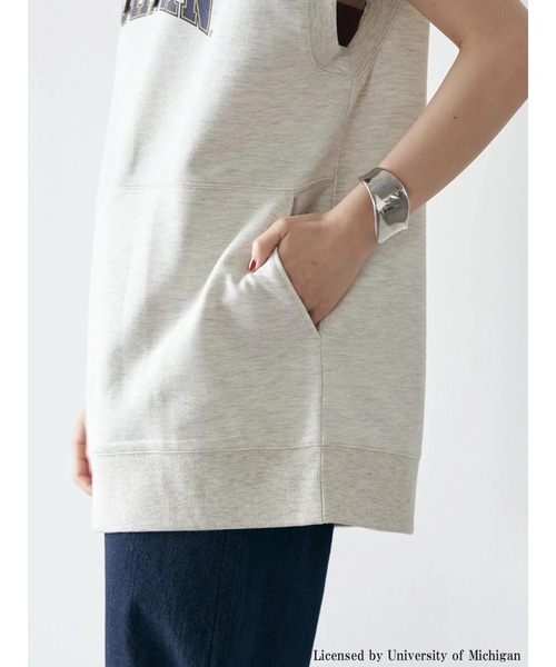 earth music&ecology（アースミュージックアンドエコロジー）の「別注 MICHIGAN ミニ裏毛チュニックパーカー（パーカー・レディース・チャコールグレー/ホワイト系その他/イエロー・FREE）」の5枚目の写真