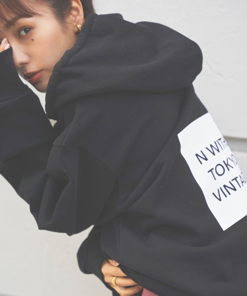 N WITH.（エヌウィズ）の「プリントビッグシルエットパーカー【UNISEX着用可能】（パーカー・レディース・ホワイト/ブラック・F）」の2枚目の写真