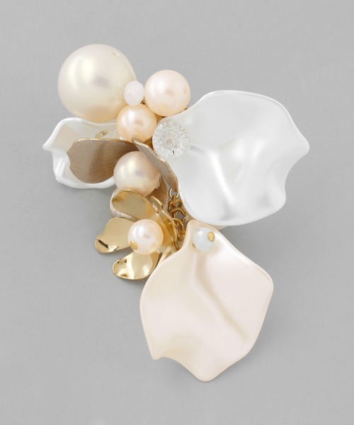 ANEMONE（アネモネ）の「パール×メタルフラワーイヤリング[Hanayome]（イヤリング・レディース・アイボリー・FREE）」の3枚目の写真