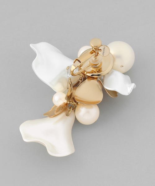 ANEMONE（アネモネ）の「パール×メタルフラワーイヤリング[Hanayome]（イヤリング・レディース・アイボリー・FREE）」の4枚目の写真