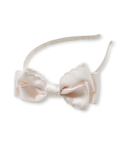 BeBe（ベベ）の「BeBe/スカラップリボン付きカチューシャ（カチューシャ・キッズ・ベージュ/ネイビー・ONESIZE）」の2枚目の写真