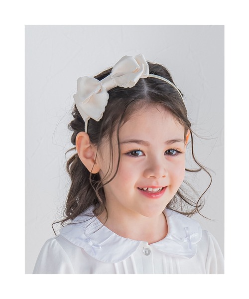 BeBe（ベベ）の「BeBe/スカラップリボン付きカチューシャ（カチューシャ・キッズ・ベージュ/ネイビー・ONESIZE）」の5枚目の写真