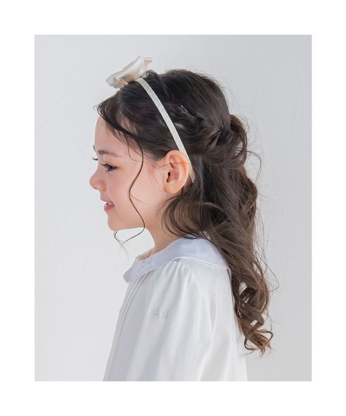 BeBe（ベベ）の「BeBe/スカラップリボン付きカチューシャ（カチューシャ・キッズ・ベージュ/ネイビー・ONESIZE）」の12枚目の写真