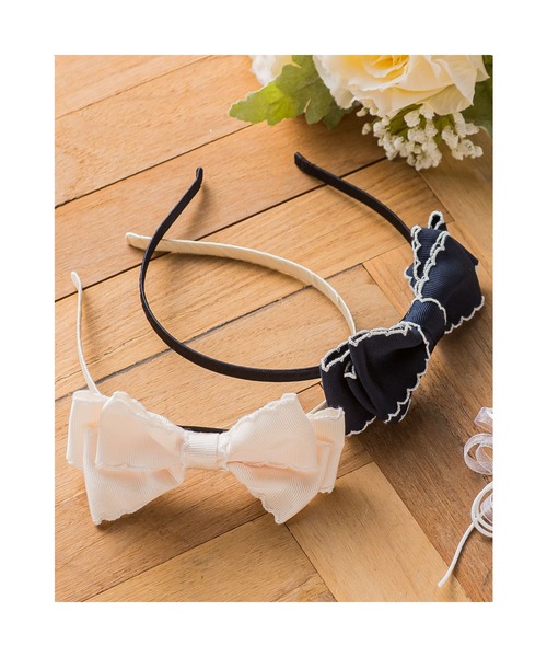 BeBe（ベベ）の「BeBe/スカラップリボン付きカチューシャ（カチューシャ・キッズ・ベージュ/ネイビー・ONESIZE）」の14枚目の写真