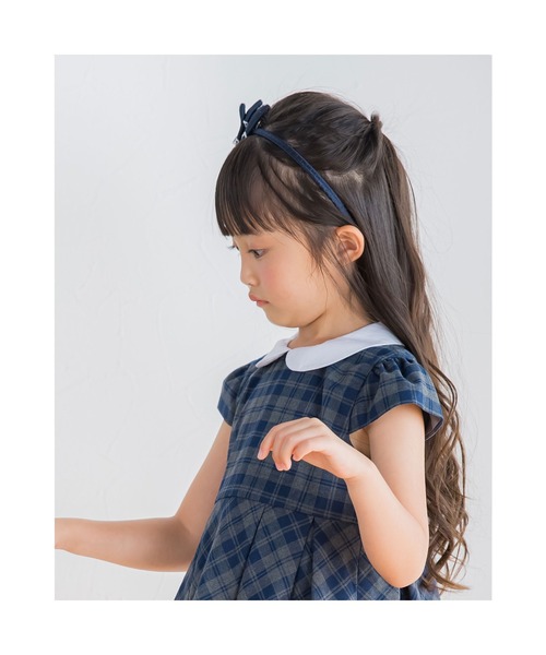 BeBe（ベベ）の「BeBe/スカラップリボン付きカチューシャ（カチューシャ・キッズ・ベージュ/ネイビー・ONESIZE）」の3枚目の写真