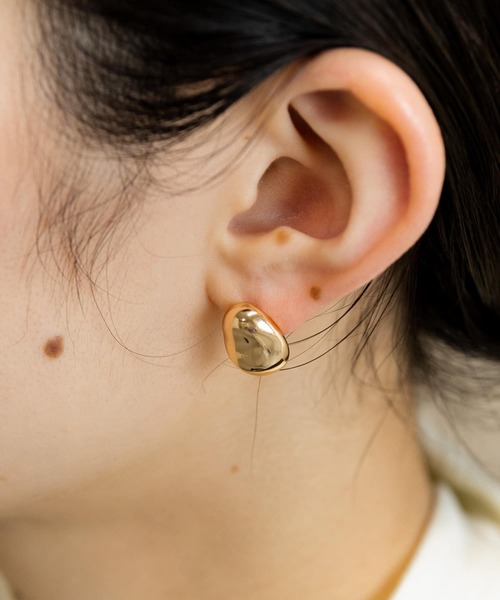 SMELLY(スメリー)の「メタルビーンズピアス(ピアス(両耳用)・レディース・ゴールド・-)」の1枚目の写真