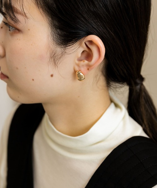 SMELLY(スメリー)の「メタルビーンズピアス(ピアス(両耳用)・レディース・ゴールド・-)」の2枚目の写真