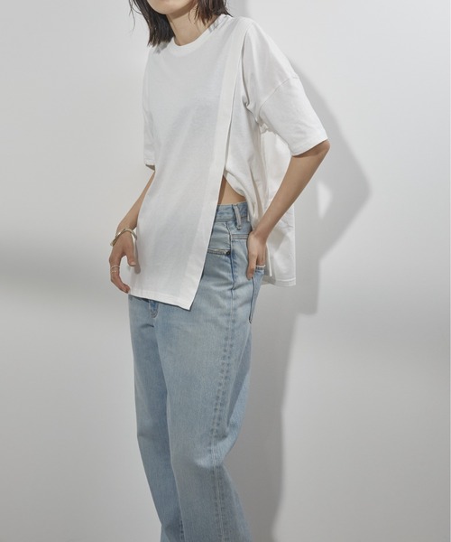 ECRIRE(エクリール)の「【yunコラボ】アシンメトリースリットカットソー(Tシャツ/カットソー・レディース・ホワイト/ブラック/ブルー・M/L)」の4枚目の写真