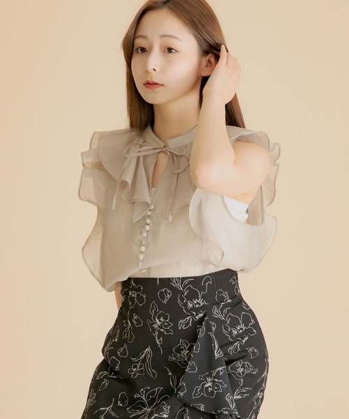 HEYUMM(ヘユム)の「シアーラッフルブラウス(シャツ/ブラウス・レディース・ベージュ/オフホワイト/ブラック・ONE)」の15枚目の写真