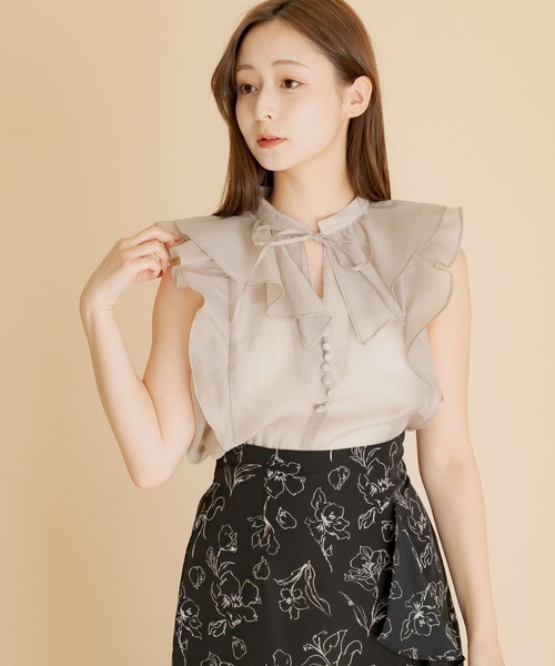 HEYUMM(ヘユム)の「シアーラッフルブラウス(シャツ/ブラウス・レディース・ベージュ/オフホワイト/ブラック・ONE)」の17枚目の写真