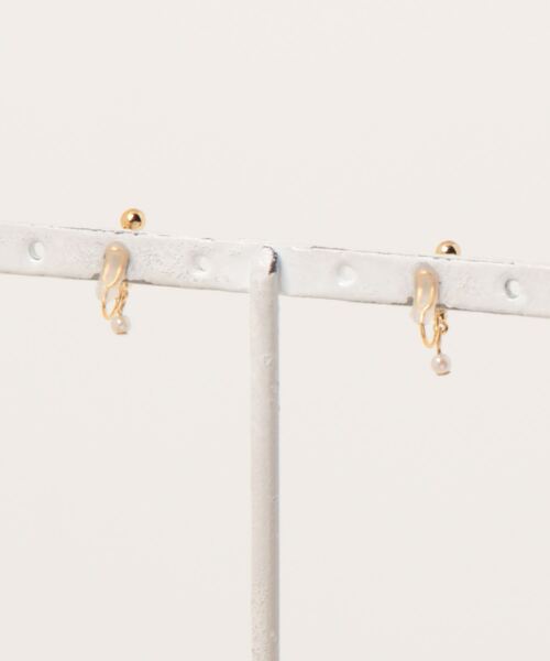 rapiecage（ラピエサージュ）の「Vパールイヤリング（イヤリング・レディース・ゴールド・FREE）」の3枚目の写真