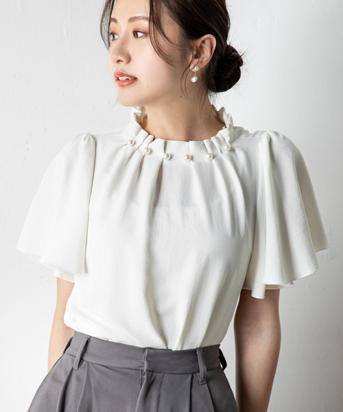 MILLION CARATS(ミリオンカラッツ)の「プチハイネックにはタックを施し華やぐコーディネートを演出するパール襟のフレアスリーブブラウス(シャツ/ブラウス・レディース・ブラック/ベージュ/オフホワイト・FREE)」の2枚目の写真
