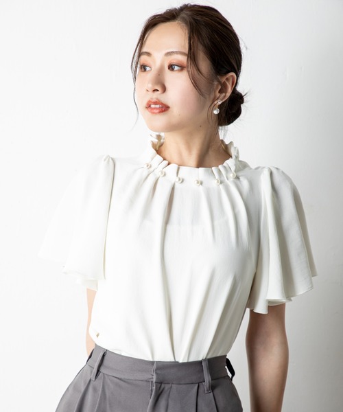 MILLION CARATS(ミリオンカラッツ)の「プチハイネックにはタックを施し華やぐコーディネートを演出するパール襟のフレアスリーブブラウス(シャツ/ブラウス・レディース・ブラック/ベージュ/オフホワイト・FREE)」の13枚目の写真