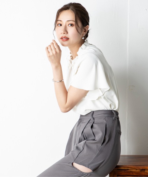 MILLION CARATS(ミリオンカラッツ)の「プチハイネックにはタックを施し華やぐコーディネートを演出するパール襟のフレアスリーブブラウス(シャツ/ブラウス・レディース・ブラック/ベージュ/オフホワイト・FREE)」の17枚目の写真