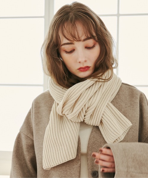 ANGIE(アンジー)の「リブニットマフラー(マフラー・レディース・ライトベージュ/イエロー/レッド/アイボリー/杢グレー/オレンジ/グリーン/ブラック/ブルー/グレイッシュベージュ/カーキ/ダークグレー/ロイヤルブルー・FREE)」の6枚目の写真