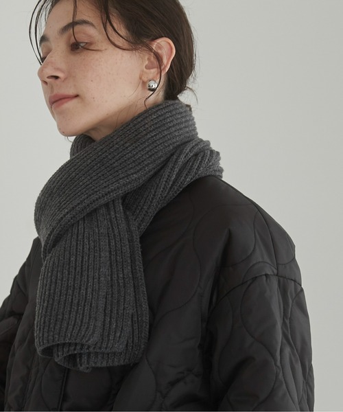 ANGIE(アンジー)の「リブニットマフラー(マフラー・レディース・ライトベージュ/イエロー/レッド/アイボリー/杢グレー/オレンジ/グリーン/ブラック/ブルー/グレイッシュベージュ/カーキ/ダークグレー/ロイヤルブルー・FREE)」の3枚目の写真