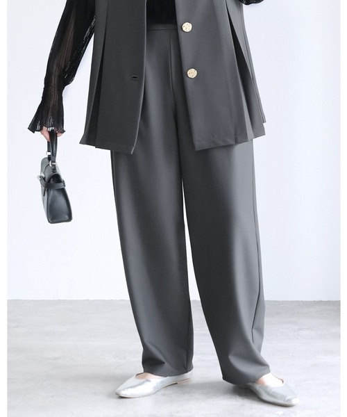 reca（レカ）の「【オン・オフ問わず着れる！】カーブタックパンツ（スラックス・レディース・ブラック/グレー/ダークブラウン/サンドベージュ/ブルー/イエロー/カーキ/グレイッシュベージュ/テラコッタ・M/MT/L）」の2枚目の写真