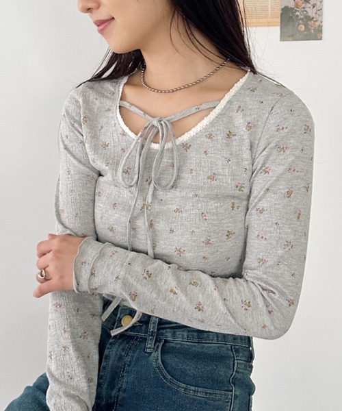 CLEA(クレア)の「ミニフラワープリントリボントップス(Tシャツ/カットソー・レディース・グレー・FREE)」の2枚目の写真