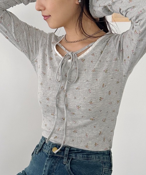 CLEA(クレア)の「ミニフラワープリントリボントップス(Tシャツ/カットソー・レディース・グレー・FREE)」の3枚目の写真