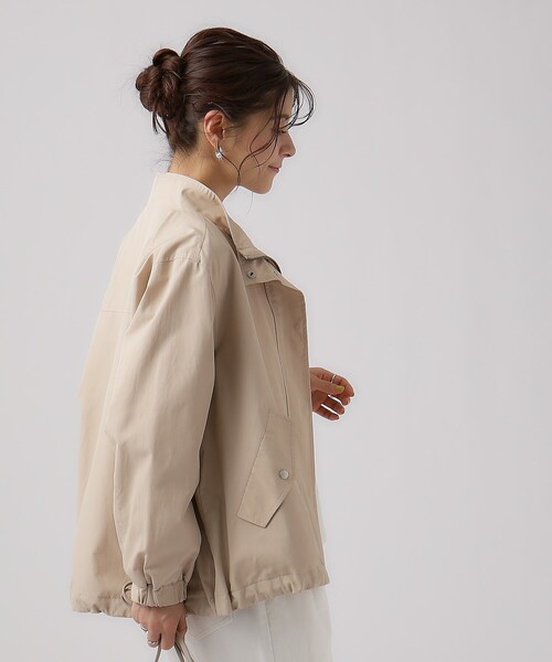 SHOO・LA・RUE（シューラルー）の「◆【撥水】スタンドカラーブルゾン（ブルゾン・レディース・ダークグレー/カーキ/ベージュ・02/04/03）」の6枚目の写真