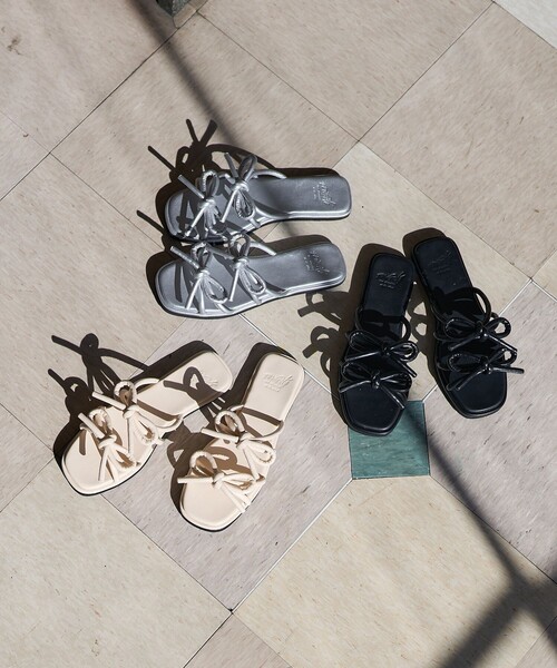 FREAK'S STORE（フリークスストア）の「ROVERETO/ロベレート パフリボンサンダル（サンダル・レディース・シルバー/ナチュラル/ブラック・38/37/36）」の4枚目の写真