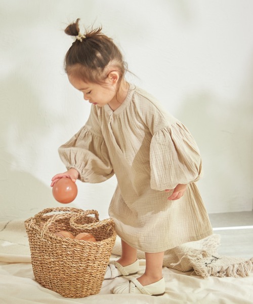 sea and shells by pairmanon（シーアンドシェルズバイペアマノン）の「【sea and shells by pairmanon】ボリュームスリーブ ワンピース（その他ベビーウェア・キッズ・ベージュ/イエロー/アイボリー・110/100/90/80）」の2枚目の写真