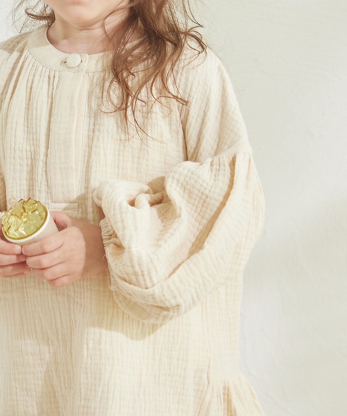 sea and shells by pairmanon（シーアンドシェルズバイペアマノン）の「【sea and shells by pairmanon】ボリュームスリーブ ワンピース（その他ベビーウェア・キッズ・ベージュ/イエロー/アイボリー・110/100/90/80）」の5枚目の写真