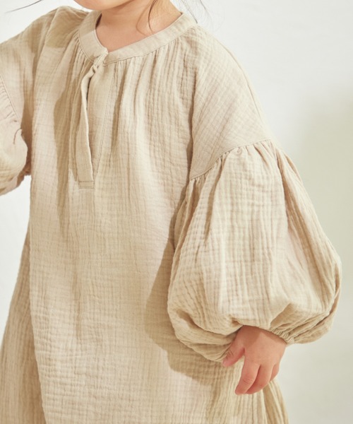 sea and shells by pairmanon（シーアンドシェルズバイペアマノン）の「【sea and shells by pairmanon】ボリュームスリーブ ワンピース（その他ベビーウェア・キッズ・ベージュ/イエロー/アイボリー・110/100/90/80）」の9枚目の写真