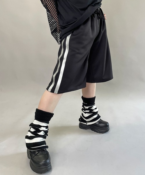 DARRDY(ダーディー)の「【DARRDY/ダーディー】シルバーライン配色ジャージハーフパンツ / セットアップ対応(その他パンツ・レディース・ブラック/グレー/サックスブルー・ONESIZE)」の2枚目の写真