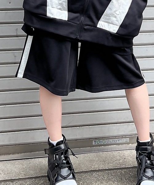DARRDY(ダーディー)の「【DARRDY/ダーディー】シルバーライン配色ジャージハーフパンツ / セットアップ対応(その他パンツ・レディース・ブラック/グレー/サックスブルー・ONESIZE)」の12枚目の写真