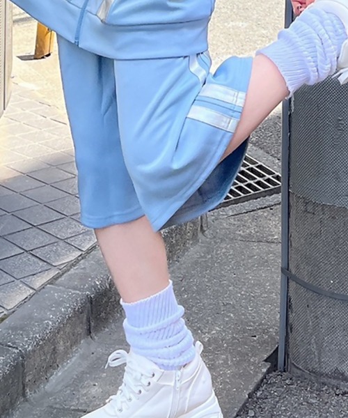 DARRDY(ダーディー)の「【DARRDY/ダーディー】シルバーライン配色ジャージハーフパンツ / セットアップ対応(その他パンツ・レディース・ブラック/グレー/サックスブルー・ONESIZE)」の11枚目の写真