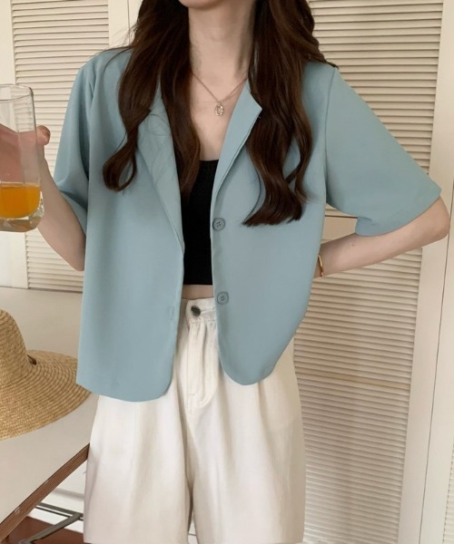 COCOMOMO(ココモモ)の「【カラー展開あり】 羽織るだけでサマ見えに 半袖ジャケット クロップド サマージャケット 半袖 テーラードジャケット 夏服(テーラードジャケット・レディース・ブラック/ブルー/グリーン/ホワイト/ブルー系/ブラウン・FREE)」の6枚目の写真