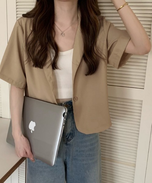 COCOMOMO(ココモモ)の「【カラー展開あり】 羽織るだけでサマ見えに 半袖ジャケット クロップド サマージャケット 半袖 テーラードジャケット 夏服(テーラードジャケット・レディース・ブラック/ブルー/グリーン/ホワイト/ブルー系/ブラウン・FREE)」の3枚目の写真