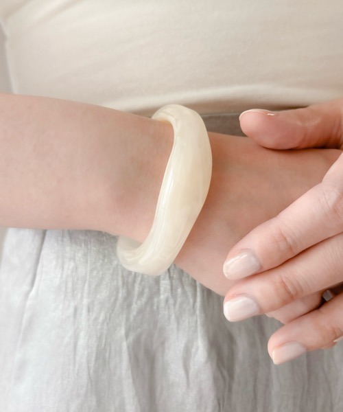 tone（トーン）の「【Kukulu TOKYO】ウェーブ アクリル バングル（バングル/リストバンド・レディース・ピンク/アイボリー/クリア・FREE）」の5枚目の写真